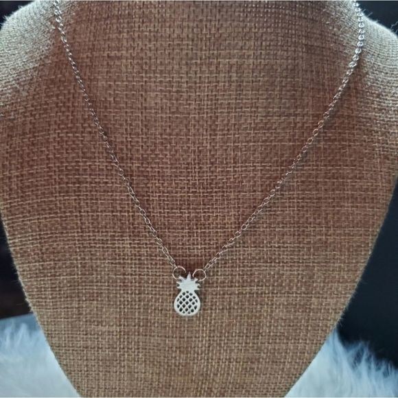 Beautiful Dainty Cutout Pineapple Link Necklace  NWT - Picture 3 of 5